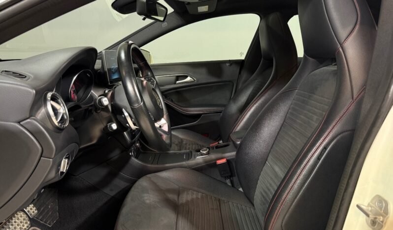 
								Mercedes-Benz CLA 180 AMG full									