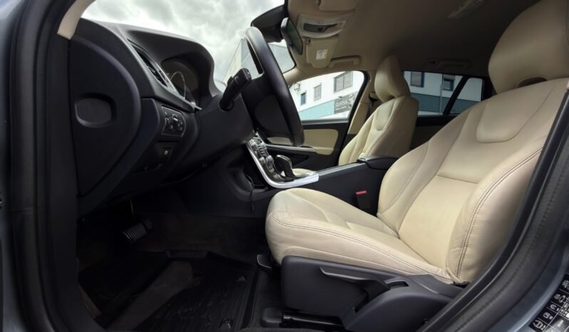 
								Volvo V60 D5 Twin Engine AWD Momentum full									