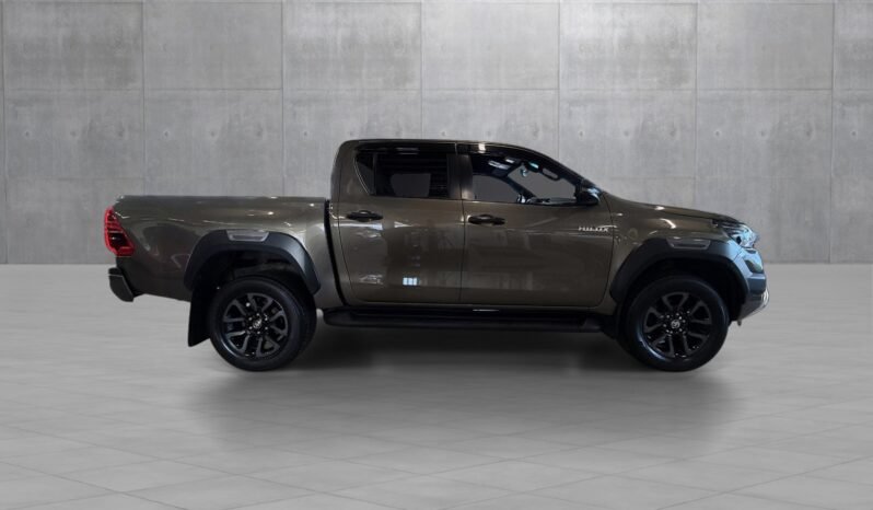 
								Toyota HiLux 2.8 D-4D 204 ch D-Cab 4WD SR+ Invincible X Automatique full									