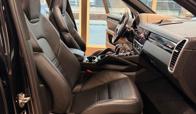 
								Porsche Cayenne E-Hybrid Sport Design full									