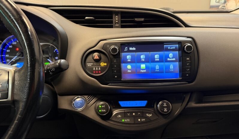 
								Toyota Yaris Hybrid full									