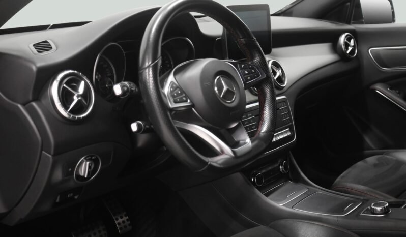
								Mercedes-Benz CLA 180 AMG Line full									