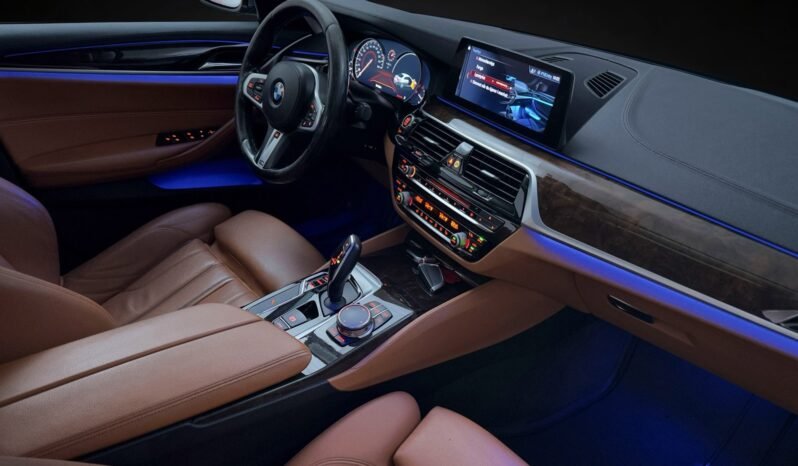 
								BMW 530d xDrive Luxury Line full									