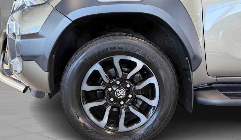 
								Toyota HiLux 2.8 D-4D 204 ch D-Cab 4WD SR+ Invincible X Automatique full									