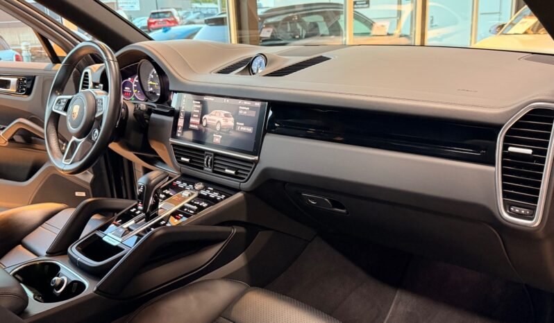
								Porsche Cayenne E-Hybrid Sport Design full									