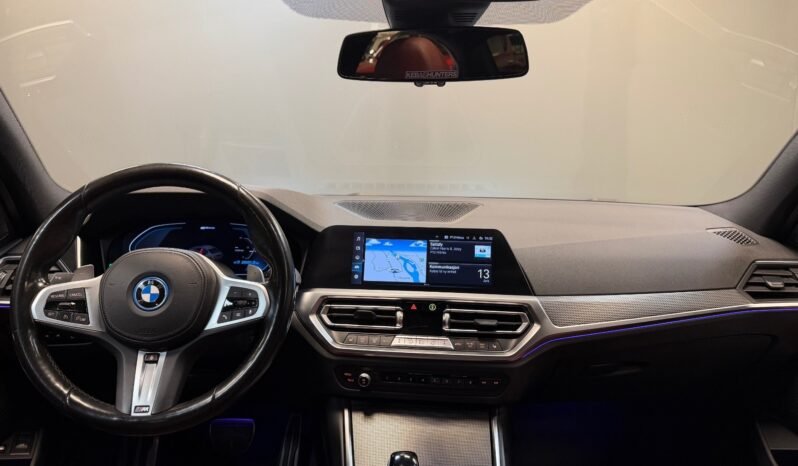 
								BMW 330e xDrive M-Sport full									