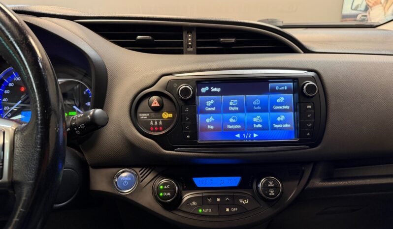 
								Toyota Yaris Hybrid full									