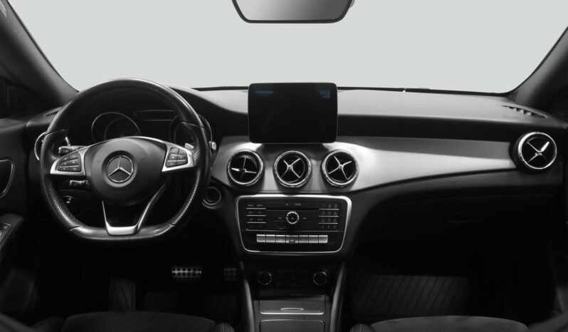 
								Mercedes-Benz CLA 180 AMG Line full									