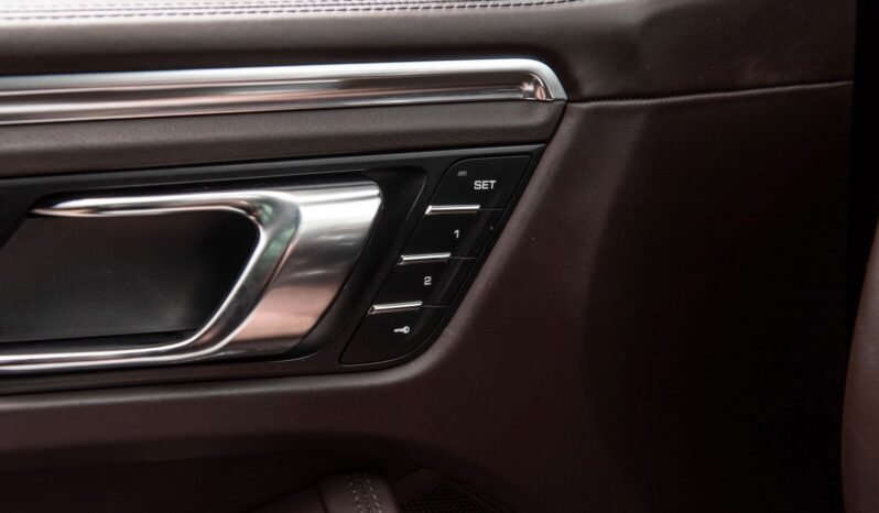 
								Porsche Macan Turbo 3.6 V6 400 ch full									