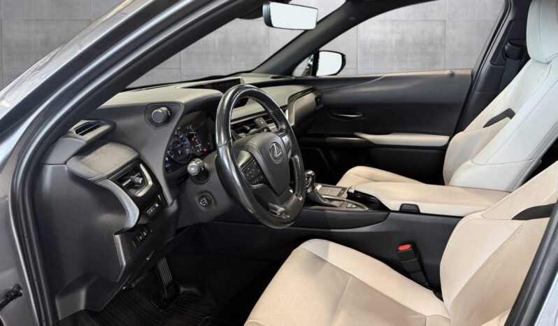 
								Lexus UX 250h AWD Luxury full									