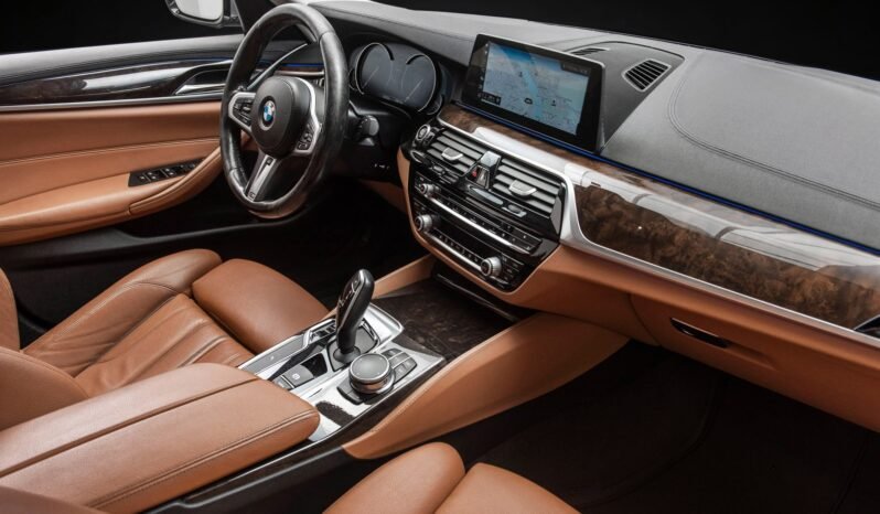 
								BMW 530d xDrive Luxury Line full									