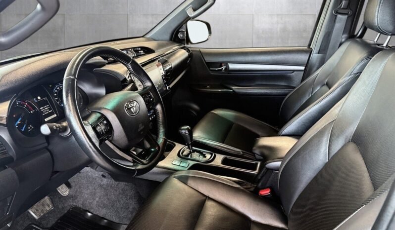 
								Toyota HiLux 2.8 D-4D 204 ch D-Cab 4WD SR+ Invincible X Automatique full									