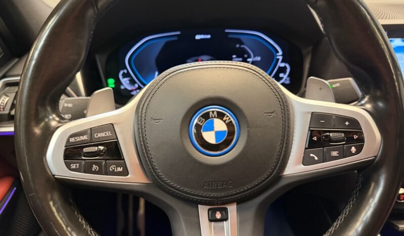 
								BMW 330e xDrive M-Sport full									