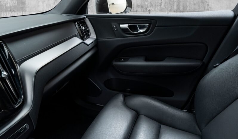 
								Volvo XC60 T8 Twin Engine AWD full									