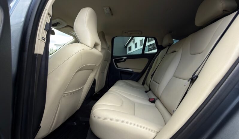 
								Volvo V60 D5 Twin Engine AWD Momentum full									