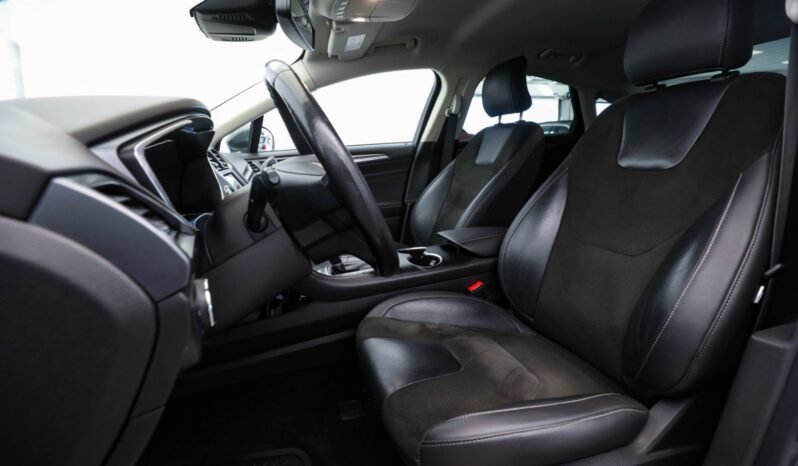 
								Ford Mondeo Hybrid full									
