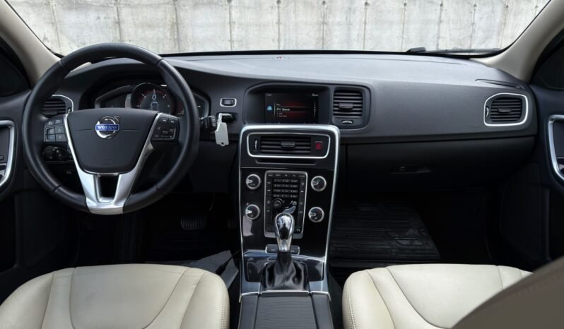 
								Volvo V60 D5 Twin Engine AWD Momentum full									