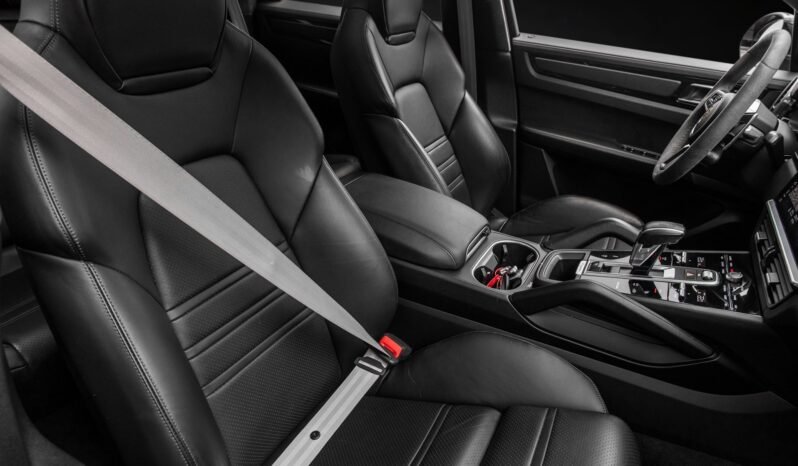 
								Porsche Cayenne Coupé E-Hybrid SportDesign full									