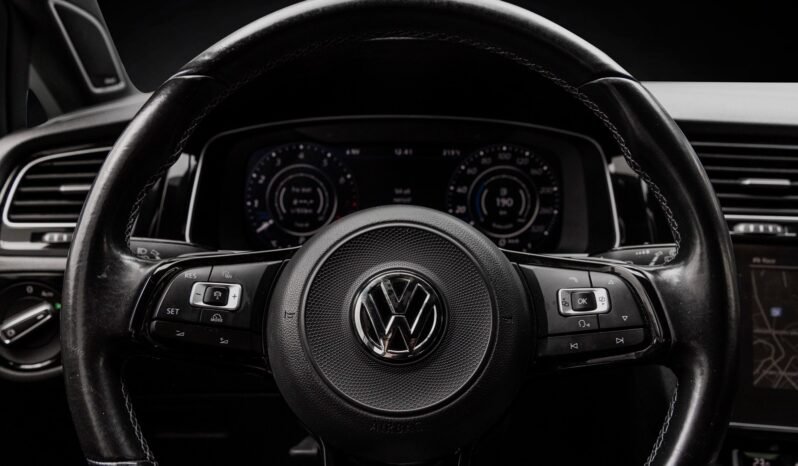 
								Volkswagen Golf VII Facelift R full									