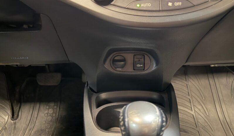 
								Toyota Yaris Hybrid full									