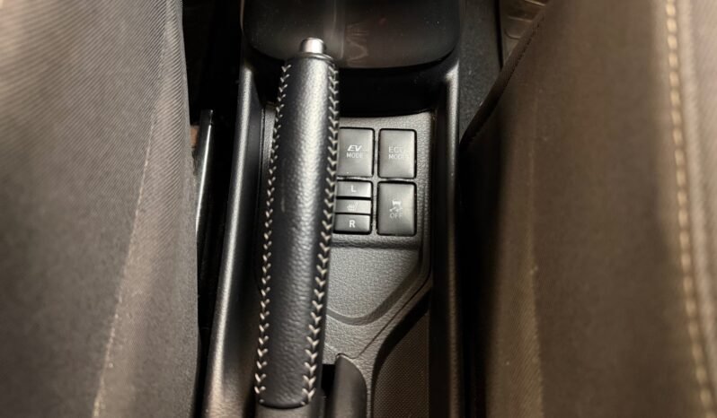 
								Toyota Yaris Hybrid full									