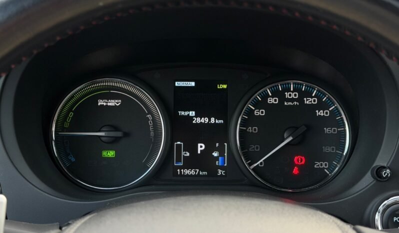 
								Mitsubishi Outlander PHEV S-Edition full									