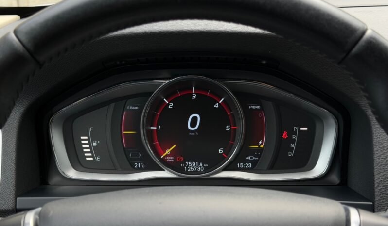 
								Volvo V60 D5 Twin Engine AWD Momentum full									