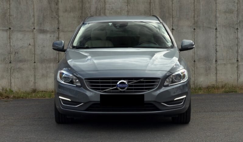 
								Volvo V60 D5 Twin Engine AWD Momentum full									