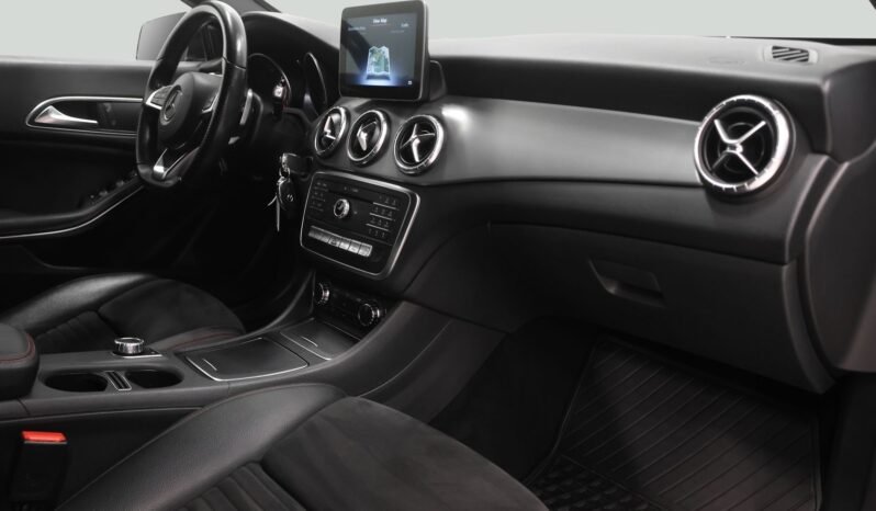 
								Mercedes-Benz CLA 180 AMG Line full									