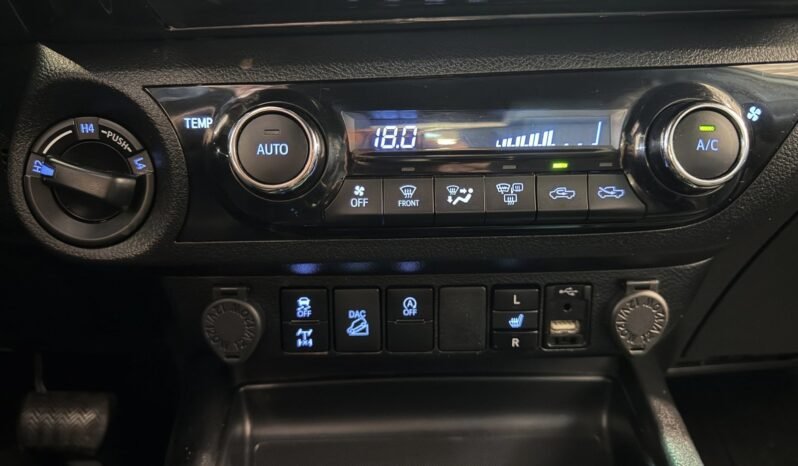 
								Toyota HiLux 2.8 D-4D 204 ch D-Cab 4WD SR+ Invincible X Automatique full									