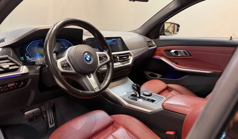 
								BMW 330e xDrive M-Sport full									