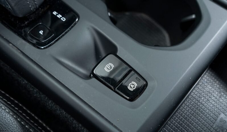 
								Volvo XC40 T5 Twin Engine Momentum full									