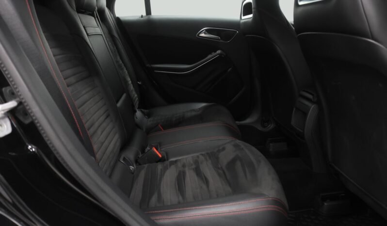 
								Mercedes-Benz CLA 180 AMG Line full									