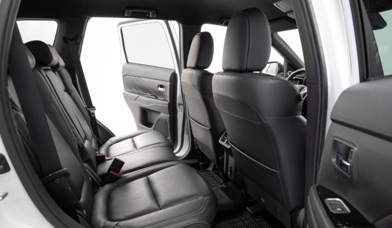 
								Mitsubishi Outlander PHEV 2.4 Instyle+ AWD full									