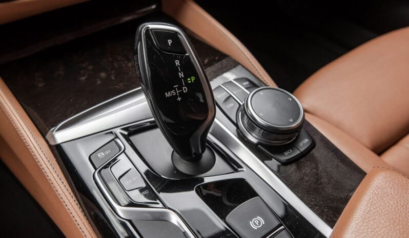 
								BMW 530d xDrive Luxury Line full									