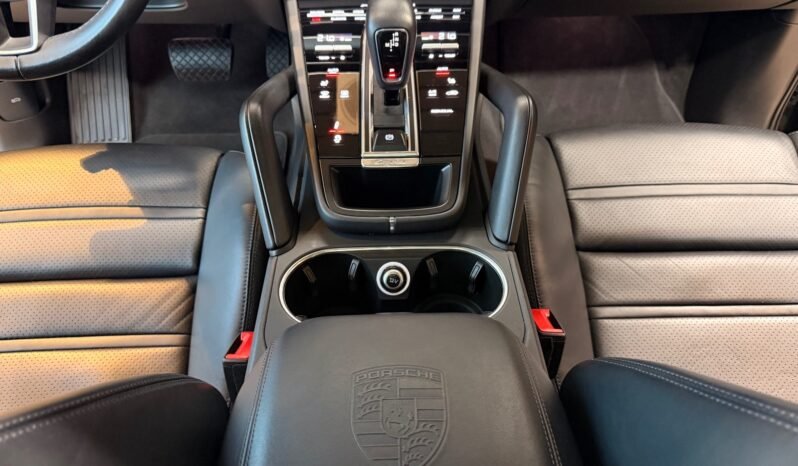
								Porsche Cayenne E-Hybrid Sport Design full									