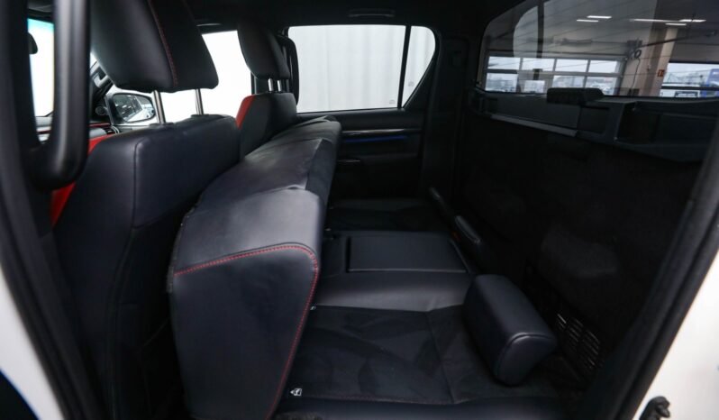 
								Toyota HiLux 2.8 D-4D 204 ch D-Cab 4WD GR Sport full									