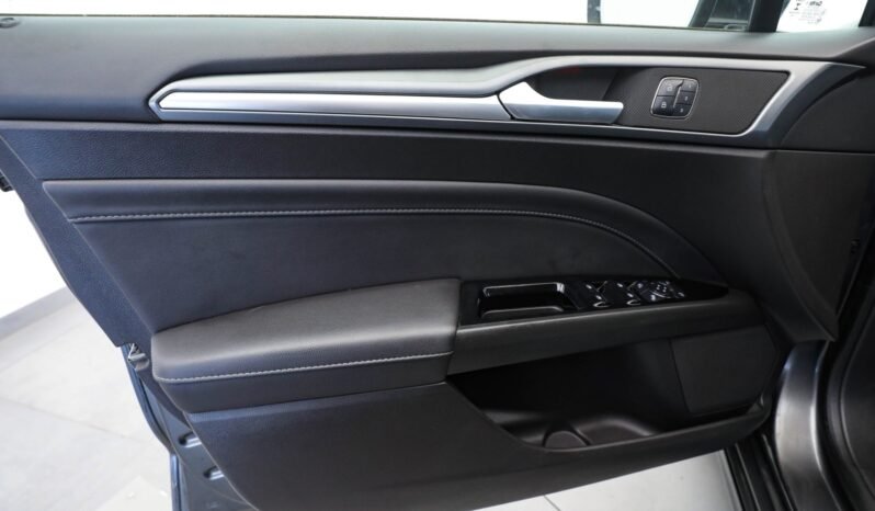 
								Ford Mondeo Hybrid full									