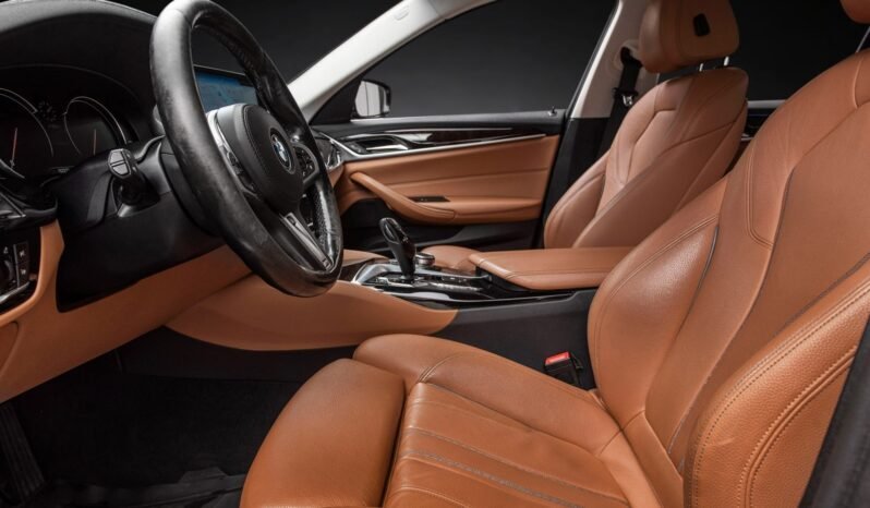 
								BMW 530d xDrive Luxury Line full									