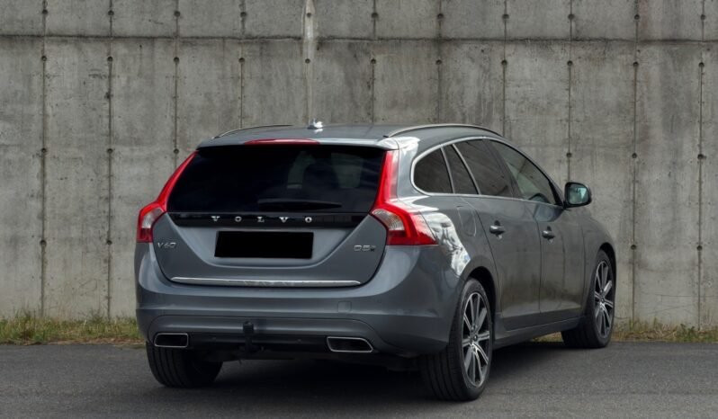 
								Volvo V60 D5 Twin Engine AWD Momentum full									