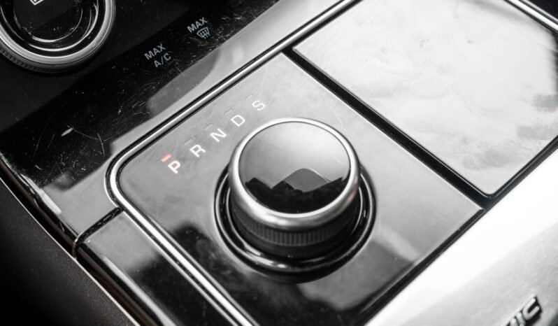 
								Land Rover Range Rover Velar 3.0D 300 ch R-Dynamic HSE full									