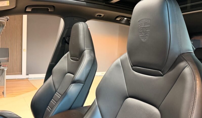 
								Porsche Cayenne E-Hybrid Sport Design full									