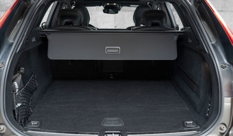 
								Volvo XC60 T8 Twin Engine AWD full									