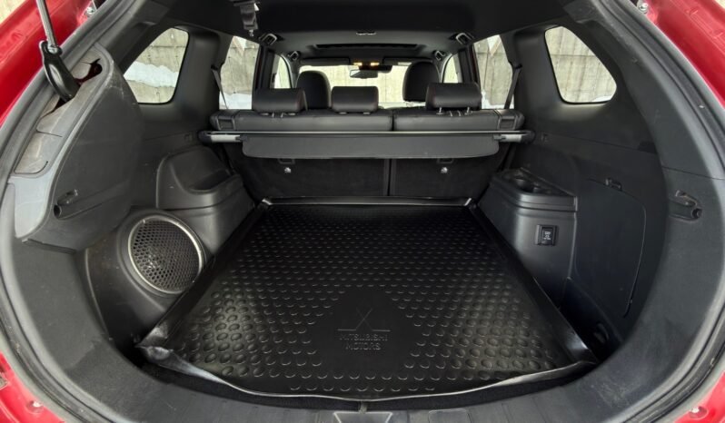 
								Mitsubishi Outlander PHEV S-Edition full									