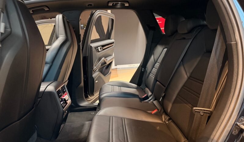 
								Porsche Cayenne E-Hybrid Sport Design full									