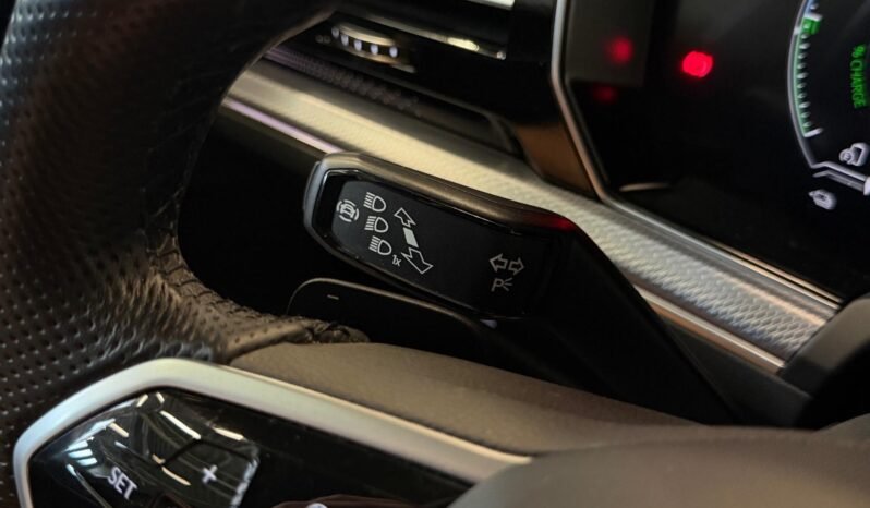 
								Volkswagen Touareg R eHYBRID V6 4MOTION full									