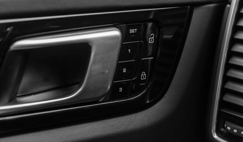 
								Porsche Cayenne Coupé E-Hybrid SportDesign full									