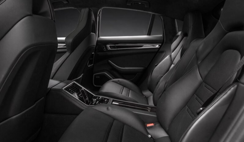 
								Porsche Panamera E-Hybrid SportDesign full									