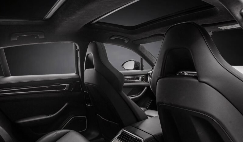 
								Porsche Panamera E-Hybrid SportDesign full									