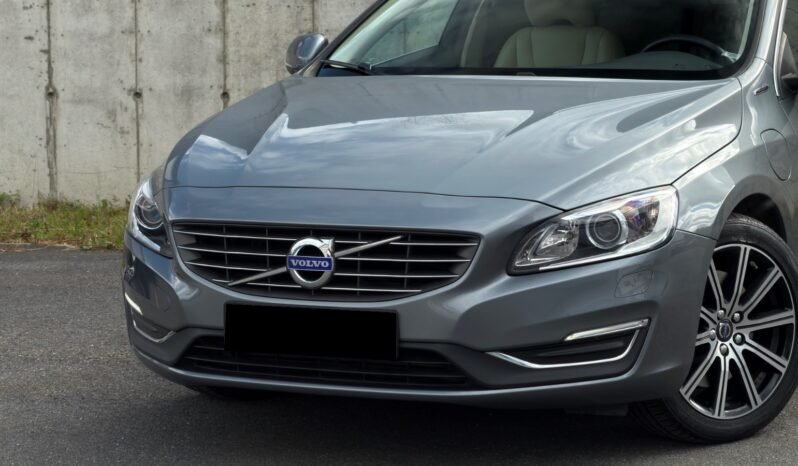 
								Volvo V60 D5 Twin Engine AWD Momentum full									
